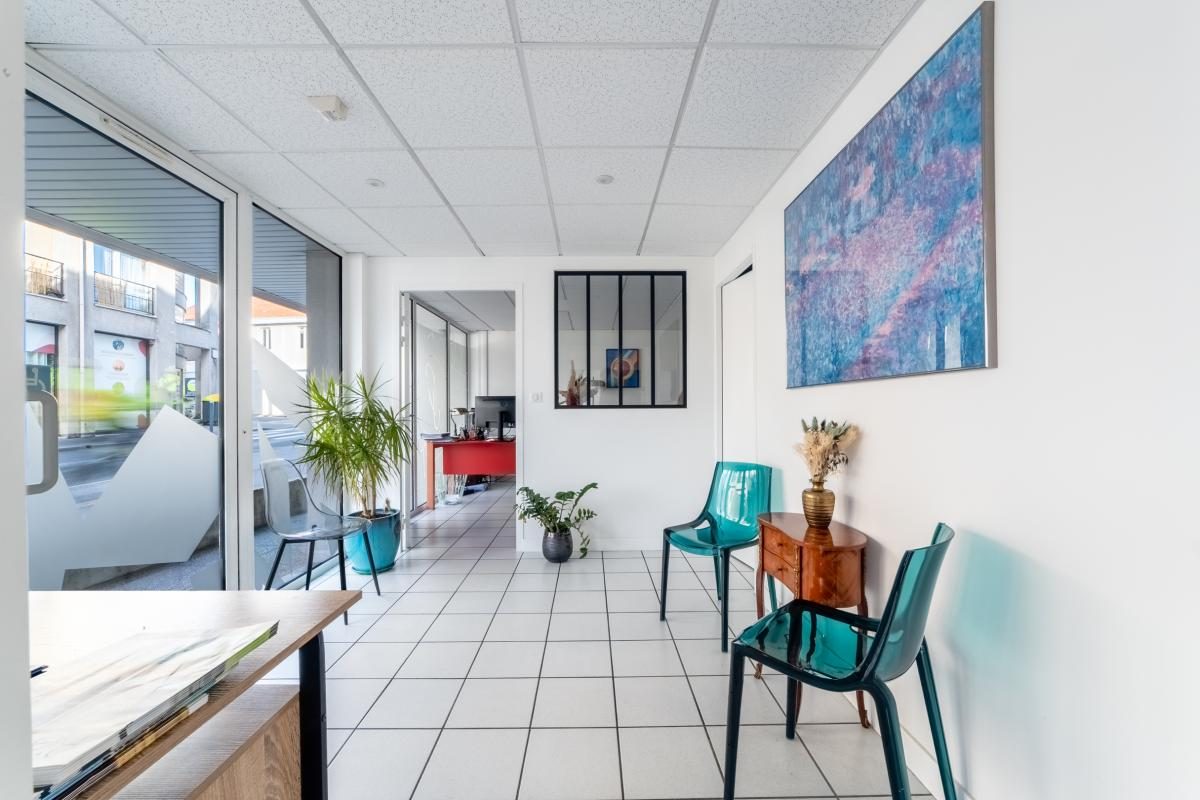 Nantes Centre - Local commercial avec vitrine, accès PMR et parking