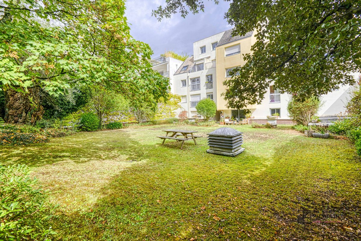 Nantes Canclaux, T2 rénové avec parking et terrasse