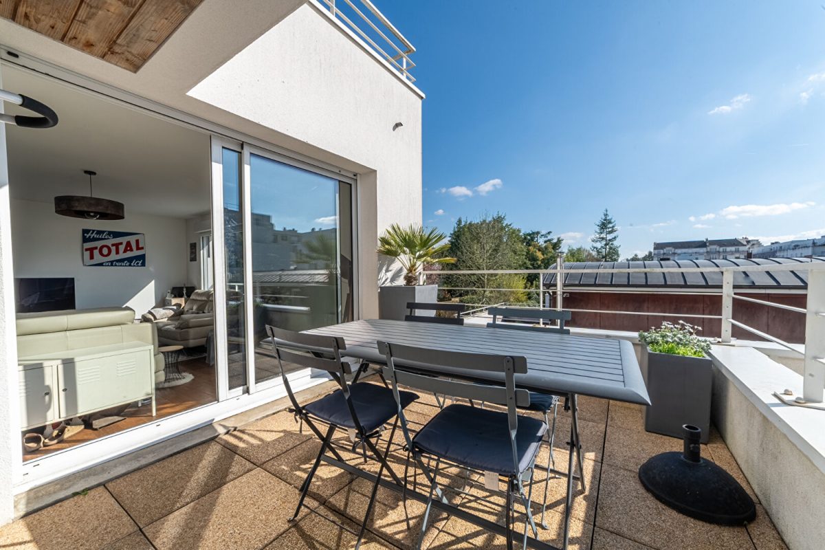 Nantes - rd pt de Vannes : dernier étage - terrasse - garages