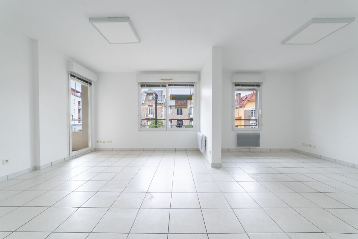 Nantes - Rond-point de Vannes : 6 bureaux - ascenseur - balcon - parking