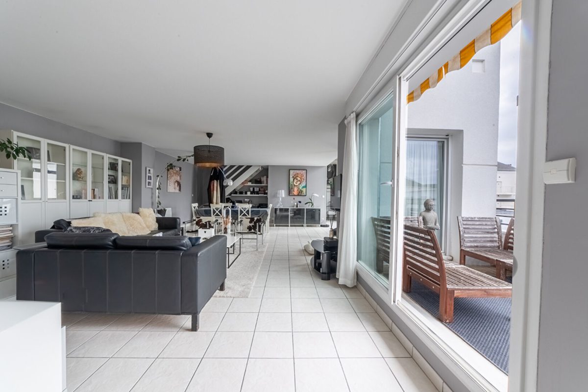 MELLINET : Rare - Dernier étage avec terrasse - Ascenseur et 2 garages