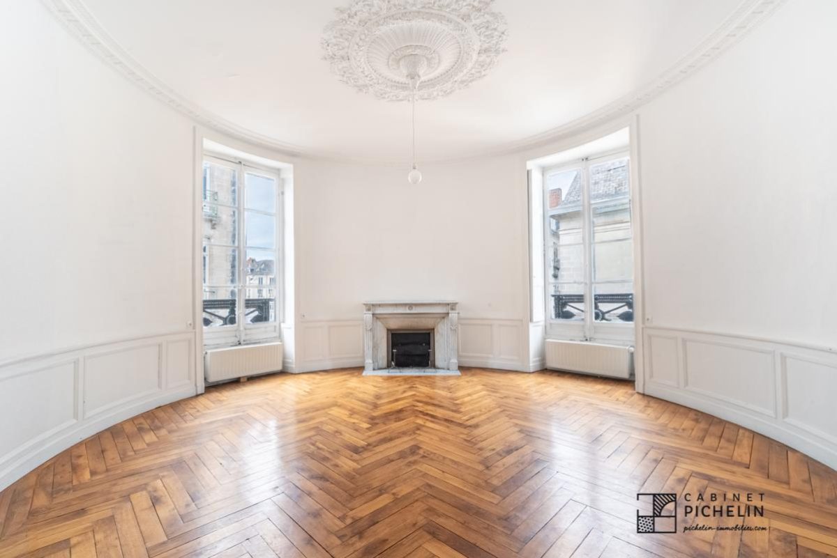 Nantes Place Royale, T8 de 237 m² de carcatère