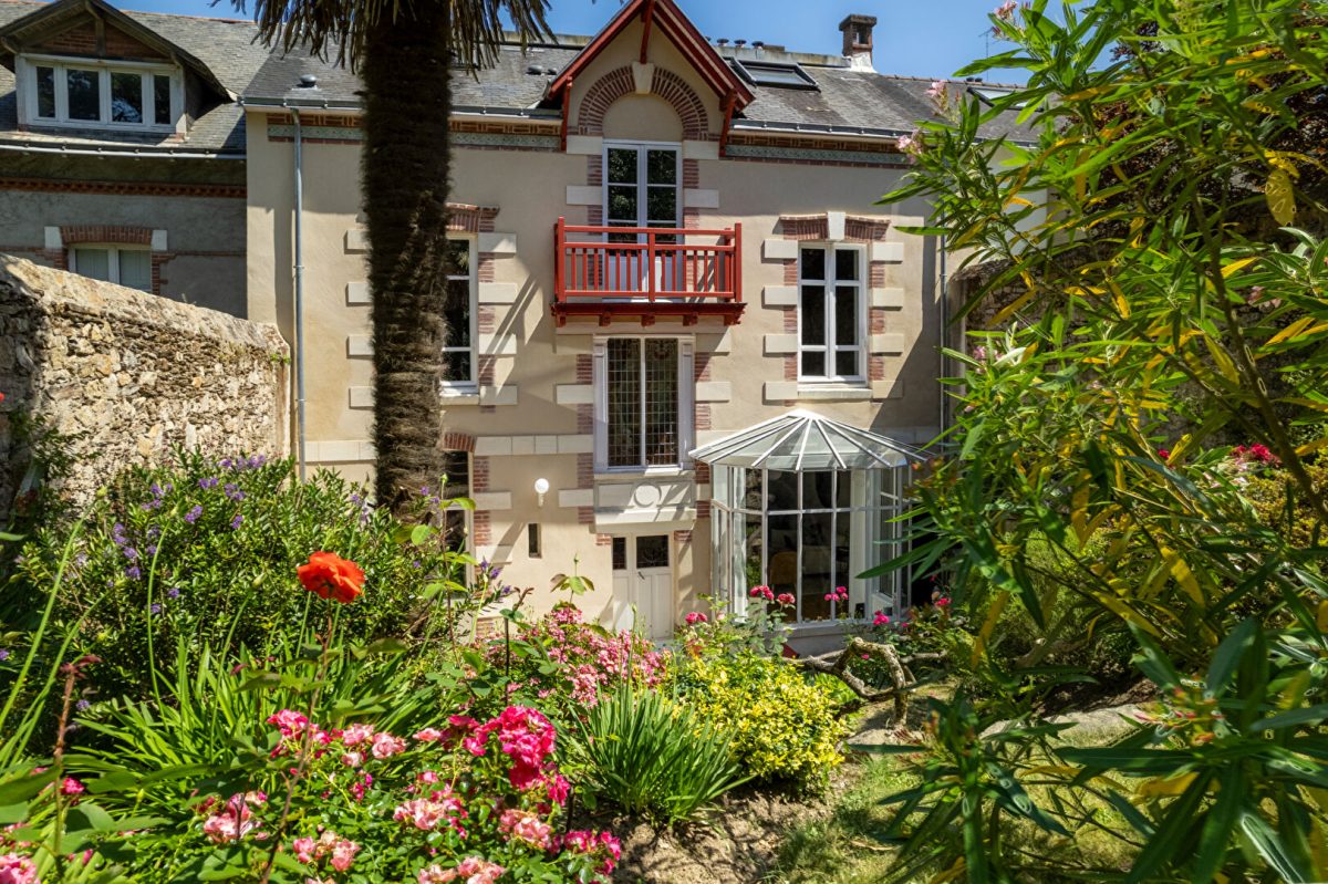 Nantes Canclaux, élégant hôtel particulier de caractère avec garage